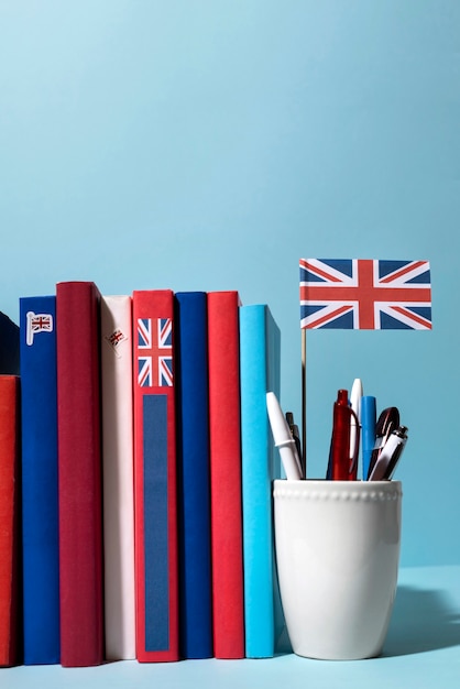 Foto gratuita libri inglesi appoggiati sul tavolo dello spazio di lavoro