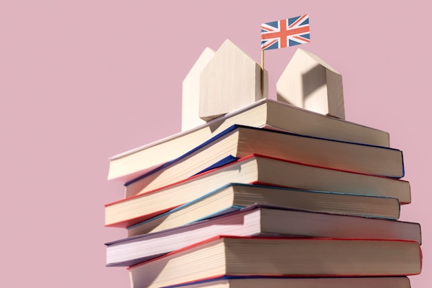 Pile di libri inglesi sul tavolo dello spazio di lavoro