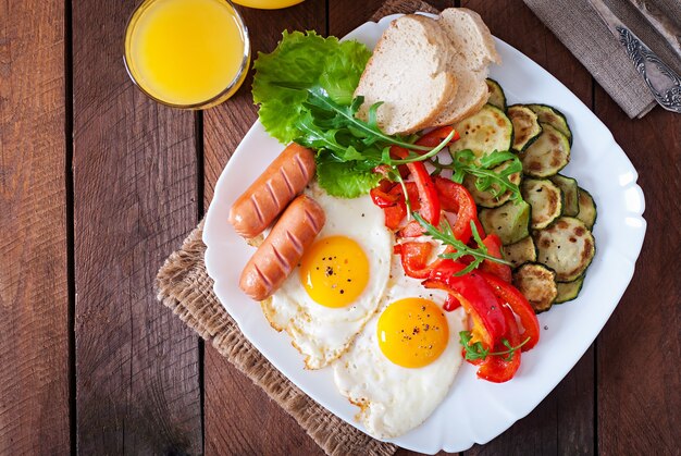 영국식 아침 식사-계란, 소시지, 호박, 달콤한 고추