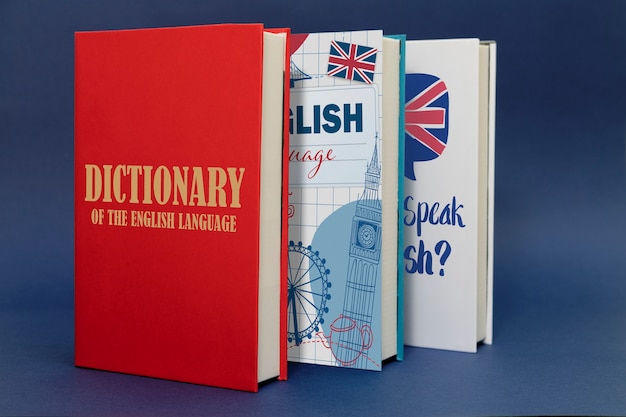 Foto gratuita libri in lingua inglese con sfondo blu