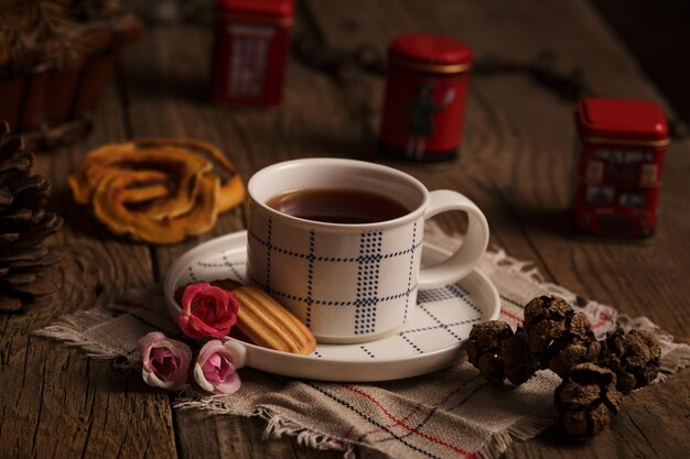 Английский чай с печеньем на деревянном столе время чая в деревенском стиле после обеда