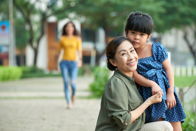 할머니와 함께 즐거운 산책을 즐기는