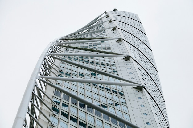 Foto gratuita enorme costruzione moderna del grattacielo