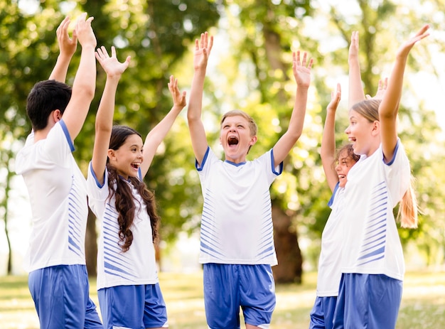 Foto gratuita bambini entusiasti che si preparano a giocare a calcio