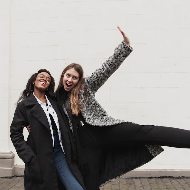 Free photo enthusiastic friends posing outdoors front view