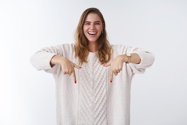 Foto gratuita entusiasta felice lifestyle girl blogger divertendosi a consigliare cool promo ridendo ad alta voce sorridendo gioiosamente rivolto verso il basso