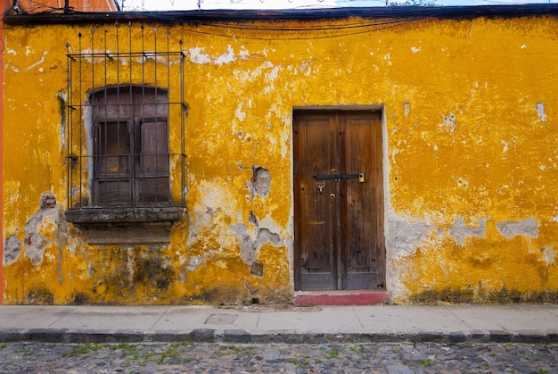 植民地時代の都市、ラアンティグアグアテマラの玄関ドアと家のファサード。