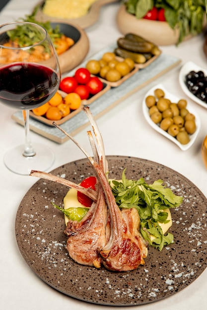 Free photo entrecote kebab served with olives pickles and glass of wine