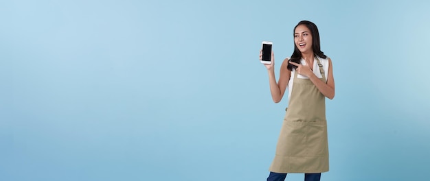 Азиатская женщина-предприниматель показывает и указывает пальцем на пустой экран смартфона