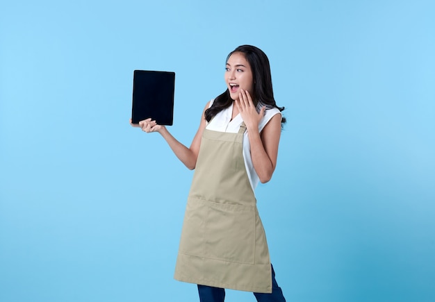 블루에 태블릿 컴퓨터를 사용 하여 기업가 아시아 여자.