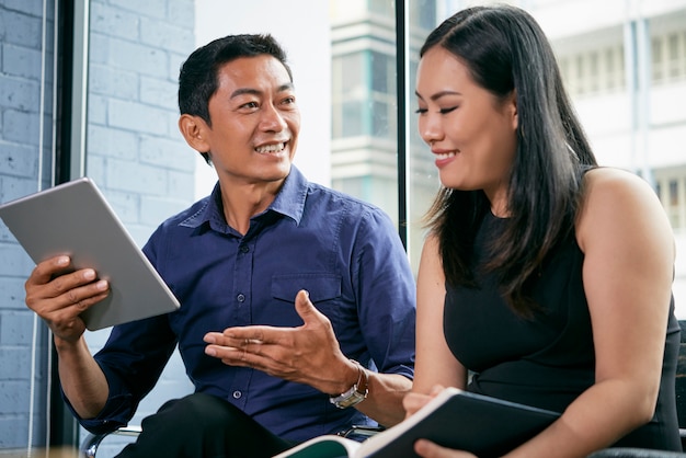 Free photo entrepreneur talking to colleague