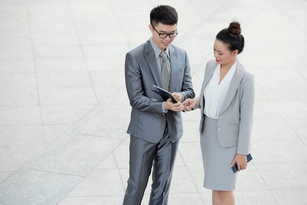 Free photo entrepreneurs checking data on tablet