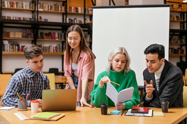 Foto gratuita imprenditori riuniti in ufficio