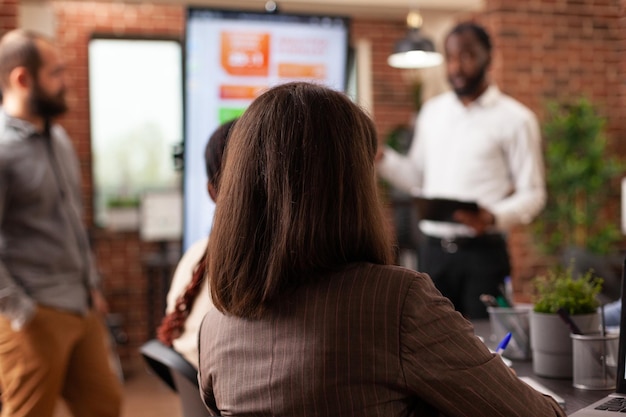 Imprenditori seduti al tavolo delle riunioni nell'ufficio della società di avvio che fanno brainstorming di idee di business che lavorano alla presentazione della gestione. persone d'affari che discutono di strategia finanziaria sul posto di lavoro