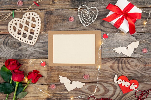 木製の背景に封筒と白紙の紙バレンタインデーのコンセプト