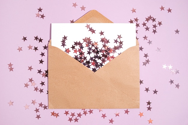 보라색 배경에 메모와 보라색 별 모양 반짝이가 있는 봉투. 휴일, 생일, 결혼식, 새해, 크리스마스, 파티, 축하 개념을 위한 평평한 스타일