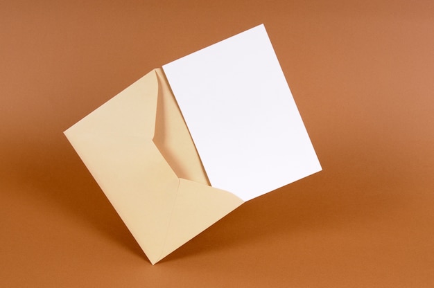 空白のメッセージカードを持つ普通の茶色の封筒