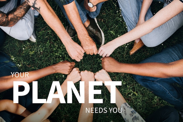 Foto gratuita banner ambientale con le mani delle persone che salvano il pianeta