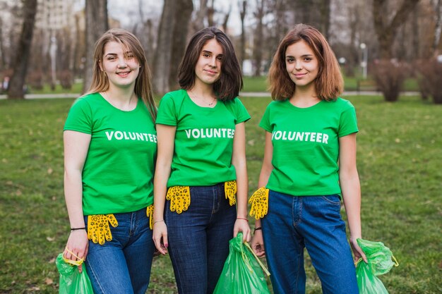 세 여자와 환경과 자원 봉사 개념