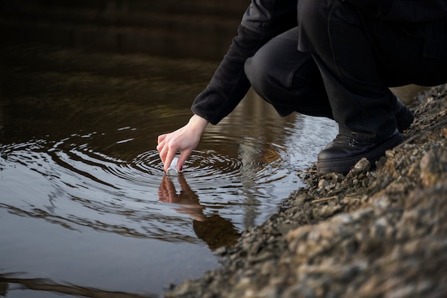 Ingegnere ambientale che ottiene un campione d'acqua