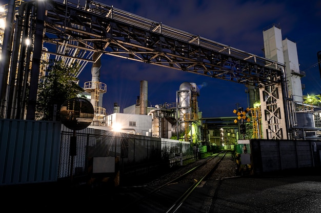 夜間の環境汚染と工場外観