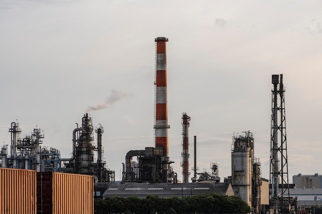 Загрязнение окружающей среды и внешний вид промышленности при дневном свете