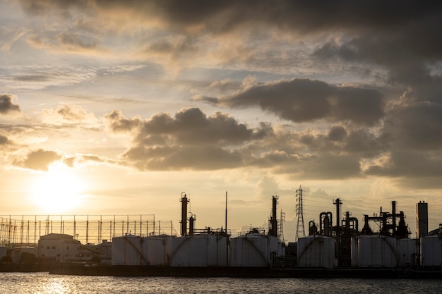 Foto gratuita inquinamento ambientale ed esterno dell'industria