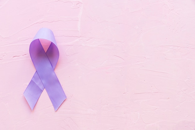 Foto gratuita simbolo di consapevolezza dell'epilessia su sfondo rosa