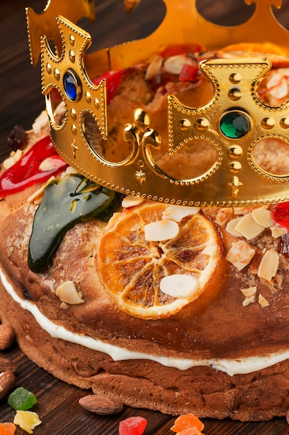 무료 사진 주현절 케이크 roscon de reyes and crown with rubins