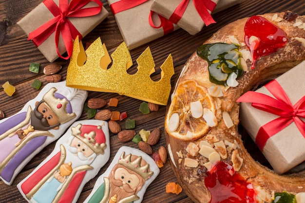 Free photo epiphany cake roscon de reyes and edible figurines