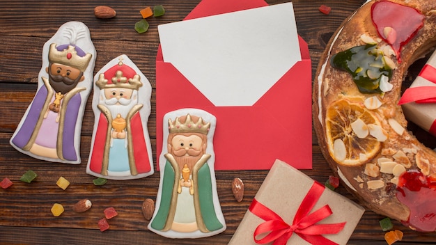 Foto gratuita torta dell'epifania roscon de reyes e statuette reali