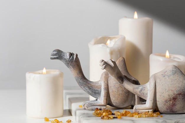 Foto gratuita figurine di cammello del giorno dell'epifania con candele e uvetta