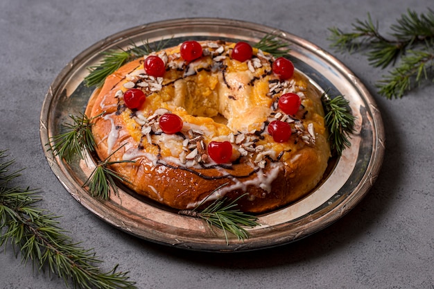 Foto gratuita disposizione deliziosa torta del giorno dell'epifania