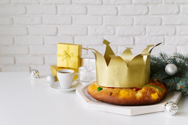 Free photo epiphany day dessert with crown and presents