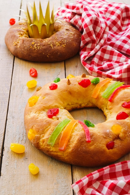 Dessert del giorno dell'epifania con tovaglia e corona