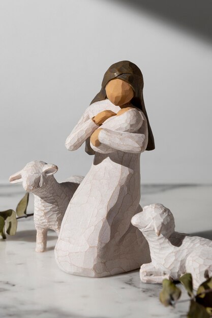 新生児と羊とエピファニーの日の女性の置物