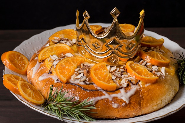 Еда в день крещения с нарезанными апельсинами и короной крупным планом