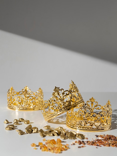 Free photo epiphany day gold crowns with raisins and stones