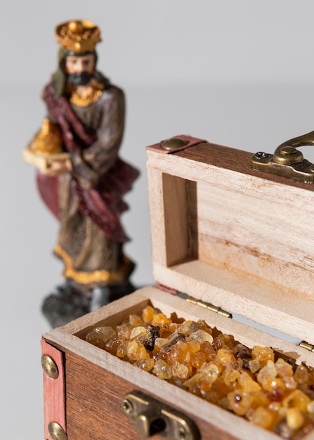 Free photo epiphany day king figurine with treasure chest