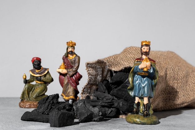 Бесплатное фото Фигурки царей крещения с мешком угля