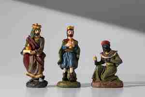 Foto gratuita figurine dei re del giorno dell'epifania