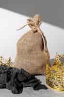 Бесплатное фото Крещенский день мешок угля с золотыми коронами