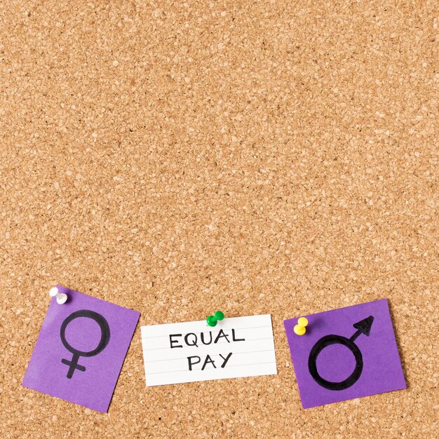 男性と女性の性別記号トップビュー間の平等な賃金