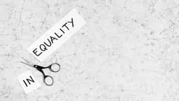Бесплатное фото Концепция равенства и неравенства на мраморе с копией пространства