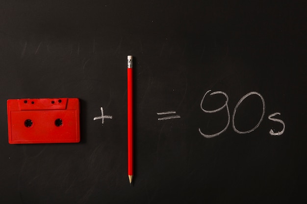 カセットテープと鉛筆を黒板で作った方程式