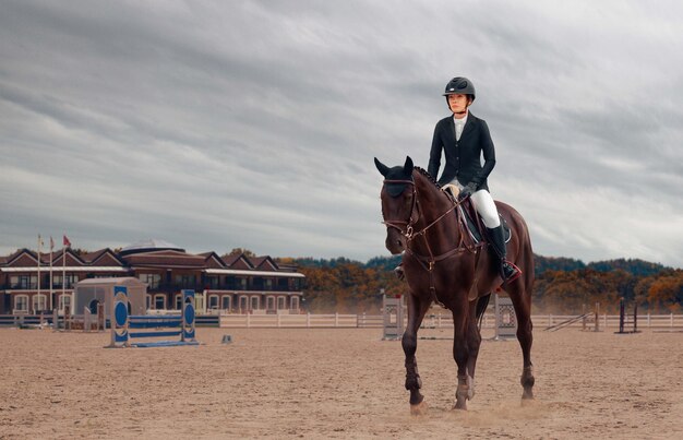 乗馬スポーツ少女はチャンピオンシップで馬に乗る