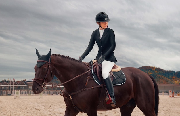 乗馬スポーツ少女はチャンピオンシップで馬に乗る