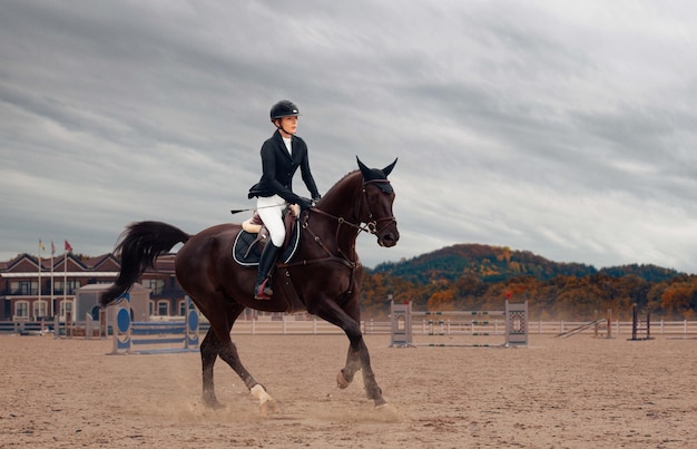 乗馬スポーツ少女はチャンピオンシップで馬に乗る