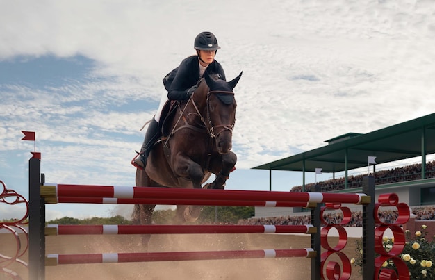Sport equestre ragazza giovane cavalca a cavallo in campionato
