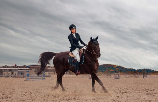 乗馬スポーツ少女はチャンピオンシップで馬に乗る